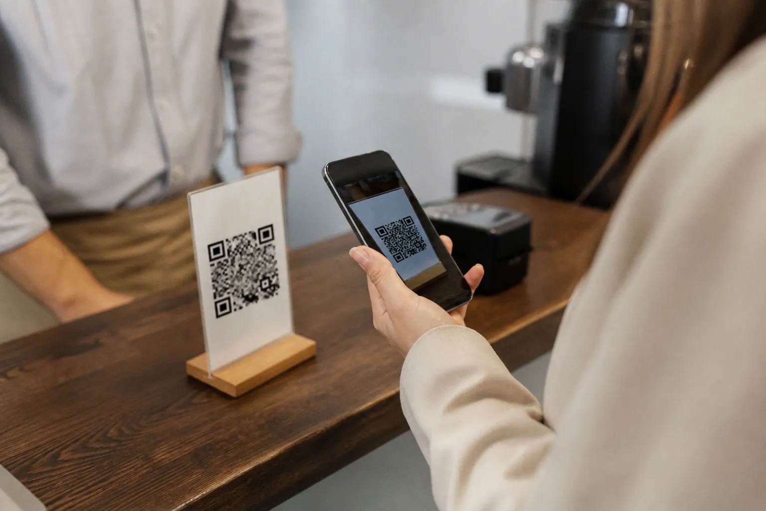 Платёжные стикеры против QR-кодов: как безопасно платить без банковской карты